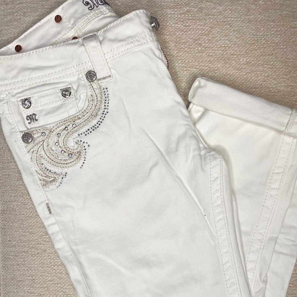White Miss Me Jean Cropped Skinny, 28. One small discoloration mark shown in pic